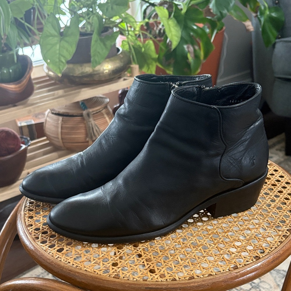 Frye Carson piping bootie. Size 8.5.